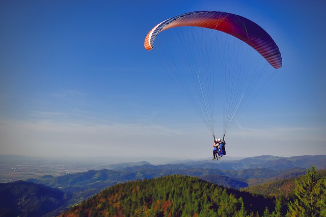 Paragliding über dem Schwarzwald